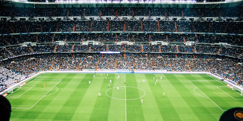 足球数据科学家使用专业软件分析比赛数据的场景 - 大屏幕上显示复杂的统计图表