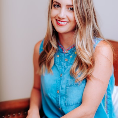 本周焦点球员 - 身着10号球衣的足球运动员在绿茵场上带球突破的精彩瞬间